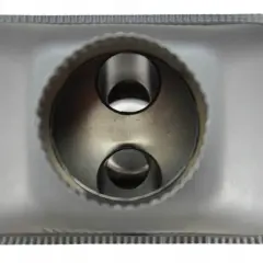 Metalowy radiator do kominka, z dwoma okrągłymi otworami w środku, gotowy do montażu.