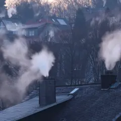 Dym z kominów nad osiedlem. Czy w kominku z płaszczem wodnym można palić węglem? To pytanie nurtuje wielu właścicieli domów.