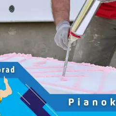 Ręce w rękawiczkach nakładają pianoklej na białą powierzchnię. Czy pianoklej jest wodoszczelny? Dowiedz się w Kąciku porad.