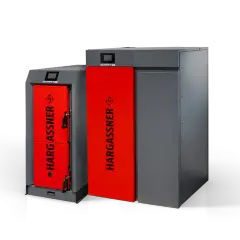 Nowoczesny piec na pellet i ekogroszek Hargassner Smart. Dwa modele w szarej obudowie z czerwonymi drzwiczkami.