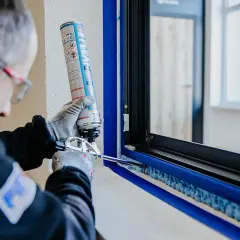 Jak skutecznie zabezpieczyć piankę montażową okien przed wilgocią