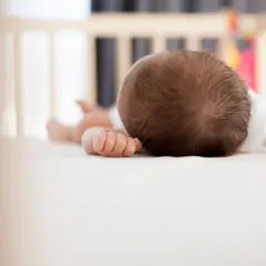 Jaki materac dla noworodka? Bezpieczne i komfortowe opcje dla malucha