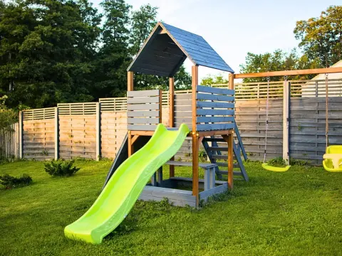 Domek dla dzieci DIY: Jak zbudować bezpieczny plac zabaw?