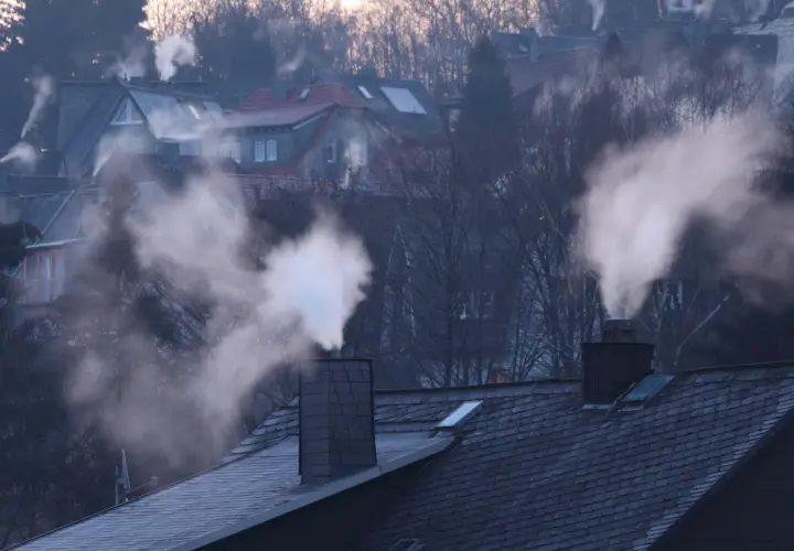 Dym z kominów nad osiedlem. Czy w kominku z płaszczem wodnym można palić węglem? To pytanie nurtuje wielu właścicieli domów.
