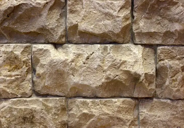 Jak wyczyścić kamień piaskowiec na kominku bez uszkodzeń?