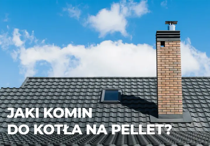 Ceglany komin do kotła na pellet na tle błękitnego nieba z chmurami.
