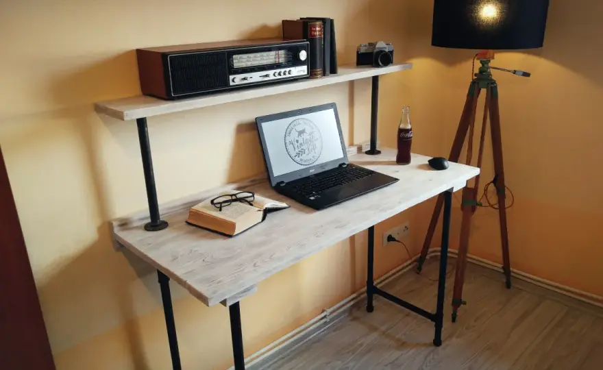 Biurko z palet DIY: Jak zrobić stylowe i tanie biurko?