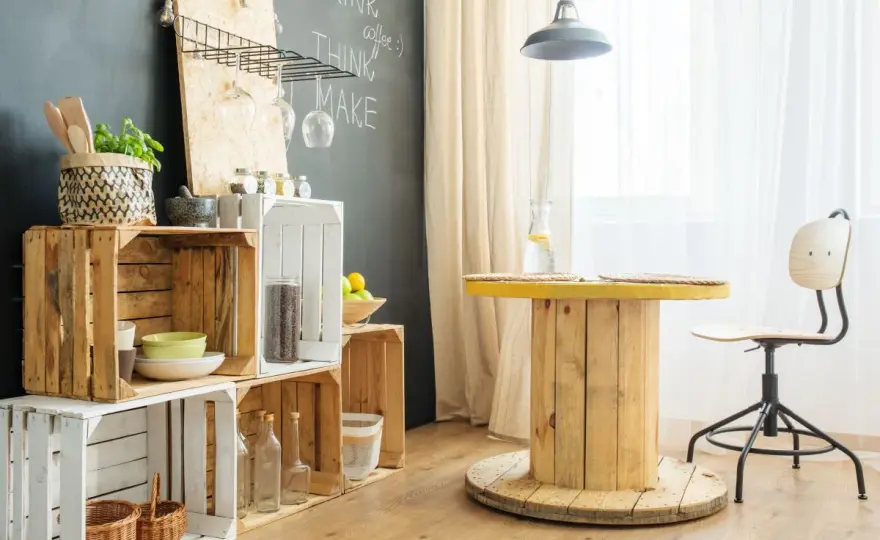 Co zrobić z drewna? Inspiracje DIY, upcykling i pomysły na unikalne przedmioty