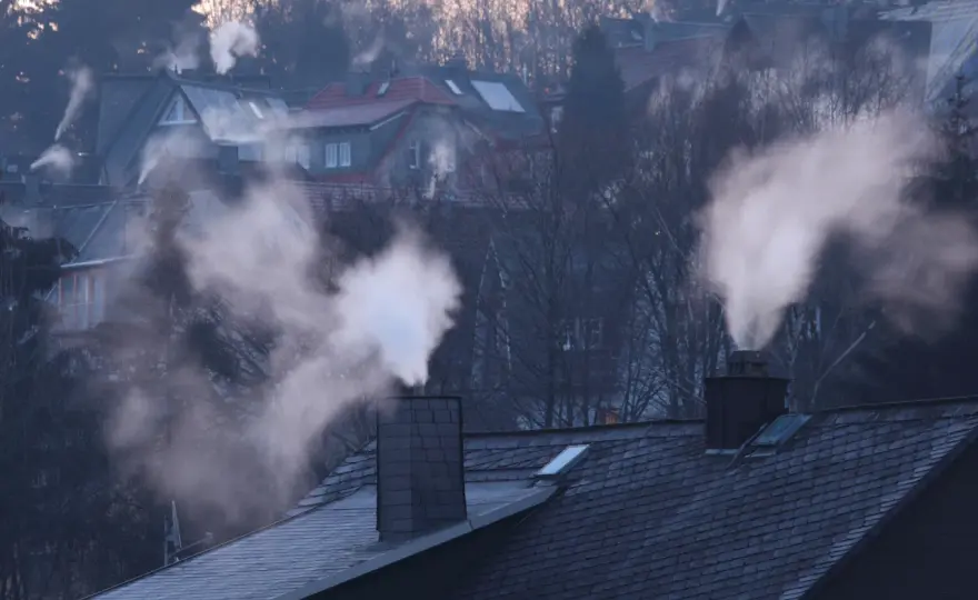Czy w kominku z płaszczem wodnym można palić węglem? Ryzyko i zakazy