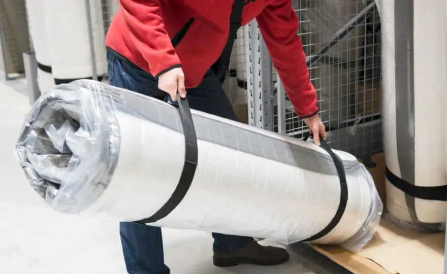 Jak zapakowany jest materac IKEA? Różnice między pakowaniem płaskim a rolowanym