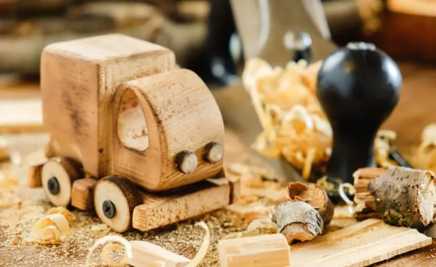 Proste projekty z drewna DIY: łatwe pomysły dla każdego