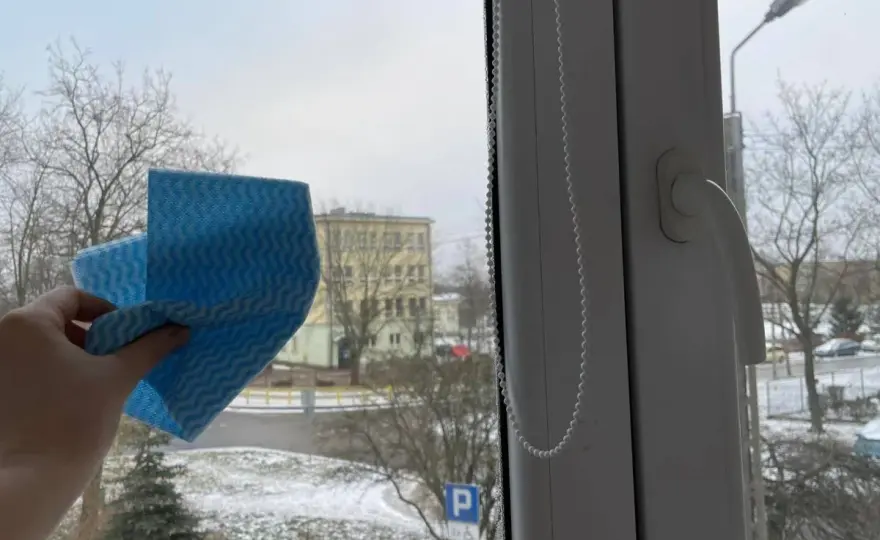 Mycie okien na mrozie? Tak, ale z tymi zasadami!