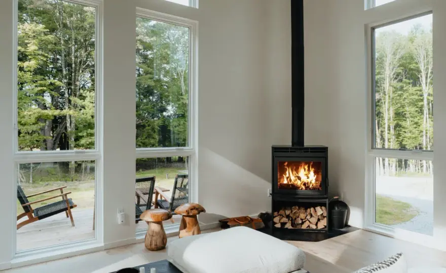 Nowoczesne kominki na drewno: przewodnik, koszty i design