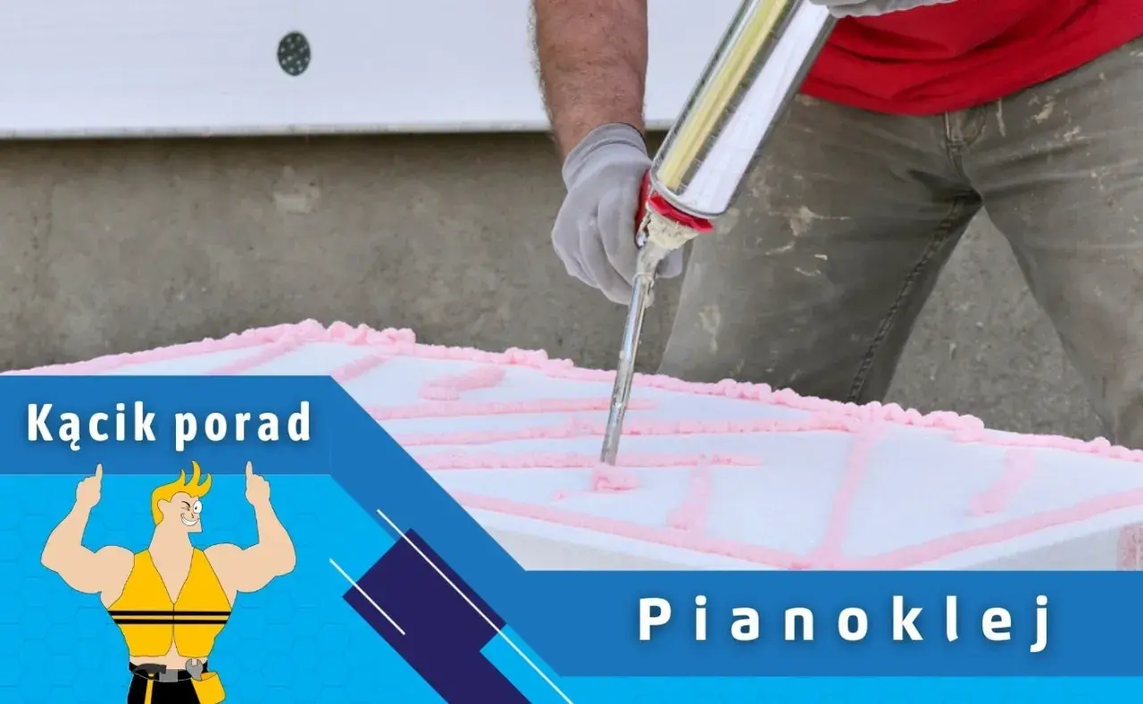 Ręce w rękawiczkach nakładają pianoklej na białą powierzchnię. Czy pianoklej jest wodoszczelny? Dowiedz się w Kąciku porad.