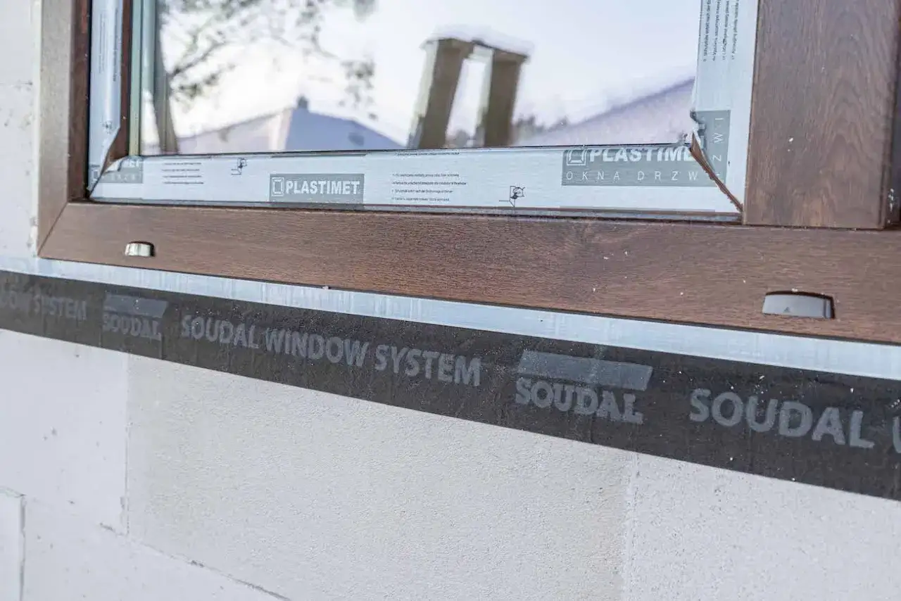 Taśma Soudal Window System chroni piankę montażową przy oknach przed warunkami atmosferycznymi.